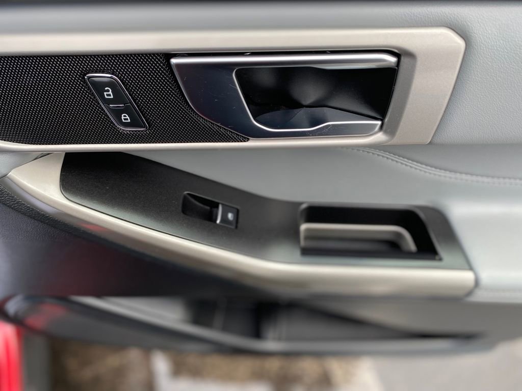 Used 2022 Ford Explorer XLT w/ Equipment Group 202A image 10