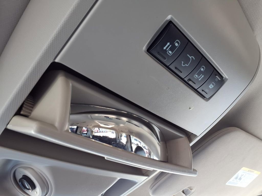 Used 2016 Chrysler Town & Country Touring w/ Driver Convenience Group FWD image 18