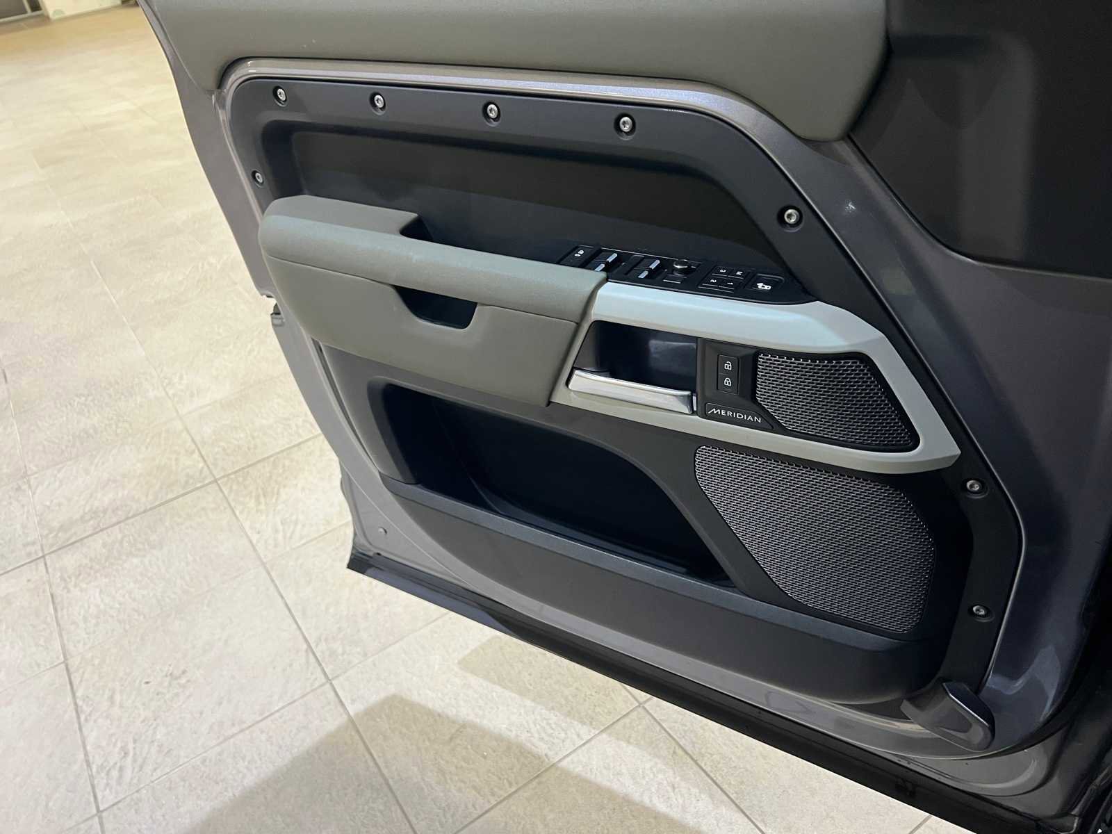 Used 2020 Land Rover Defender 110 SE image 17