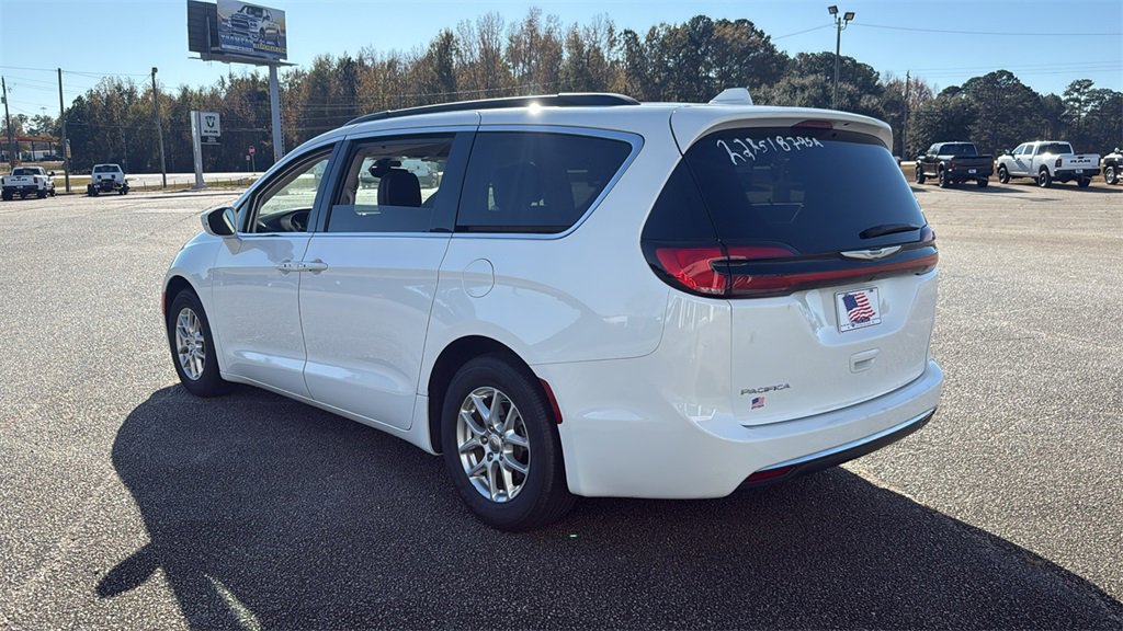 Used 2022 Chrysler Pacifica Touring-L image 6