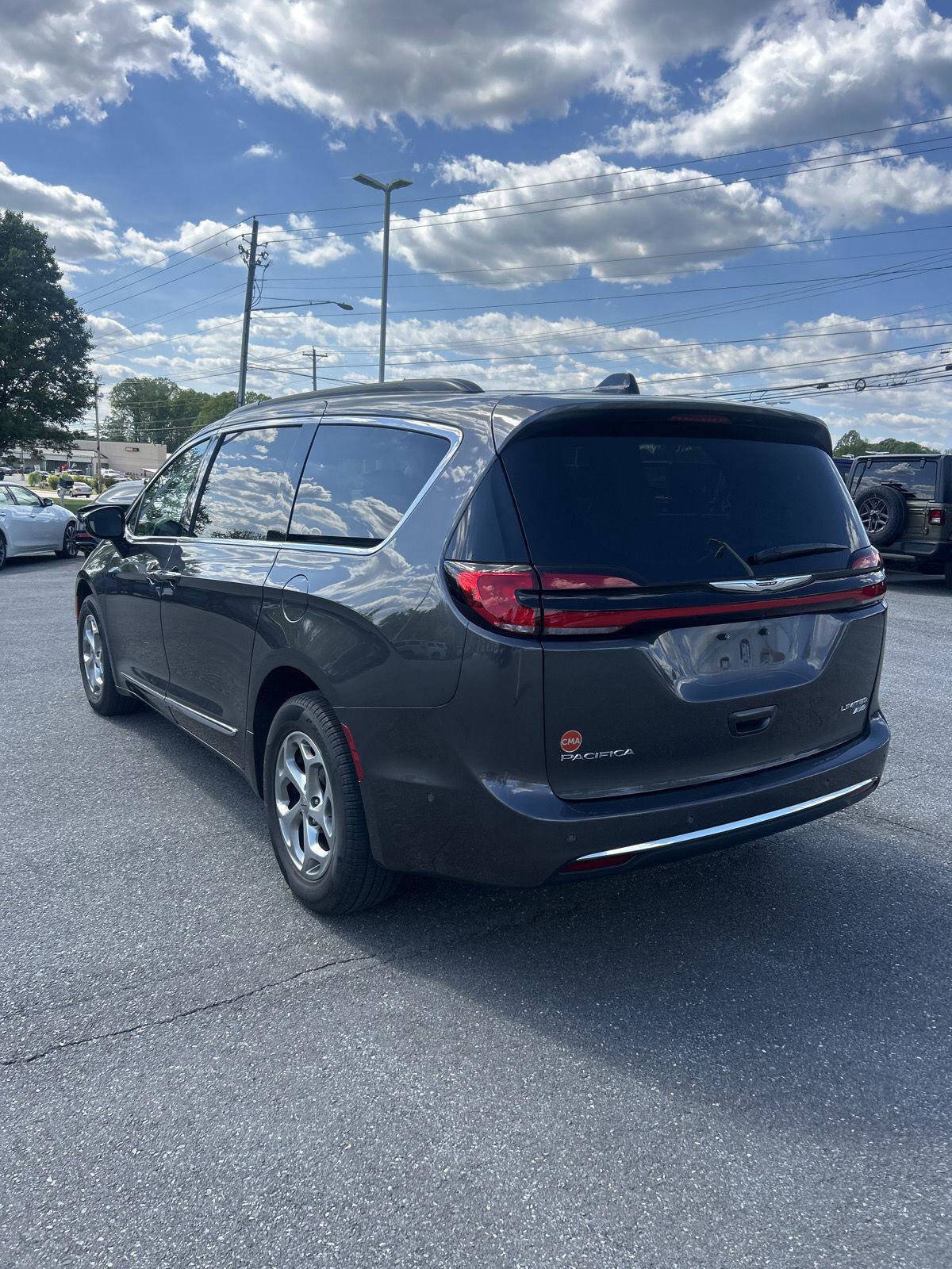 Used 2023 Chrysler Pacifica Limited image 6