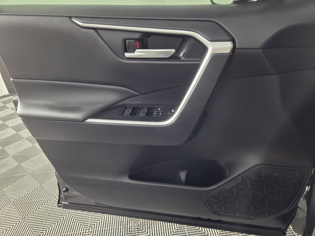 Used 2025 Toyota RAV4 XLE FWD image 20