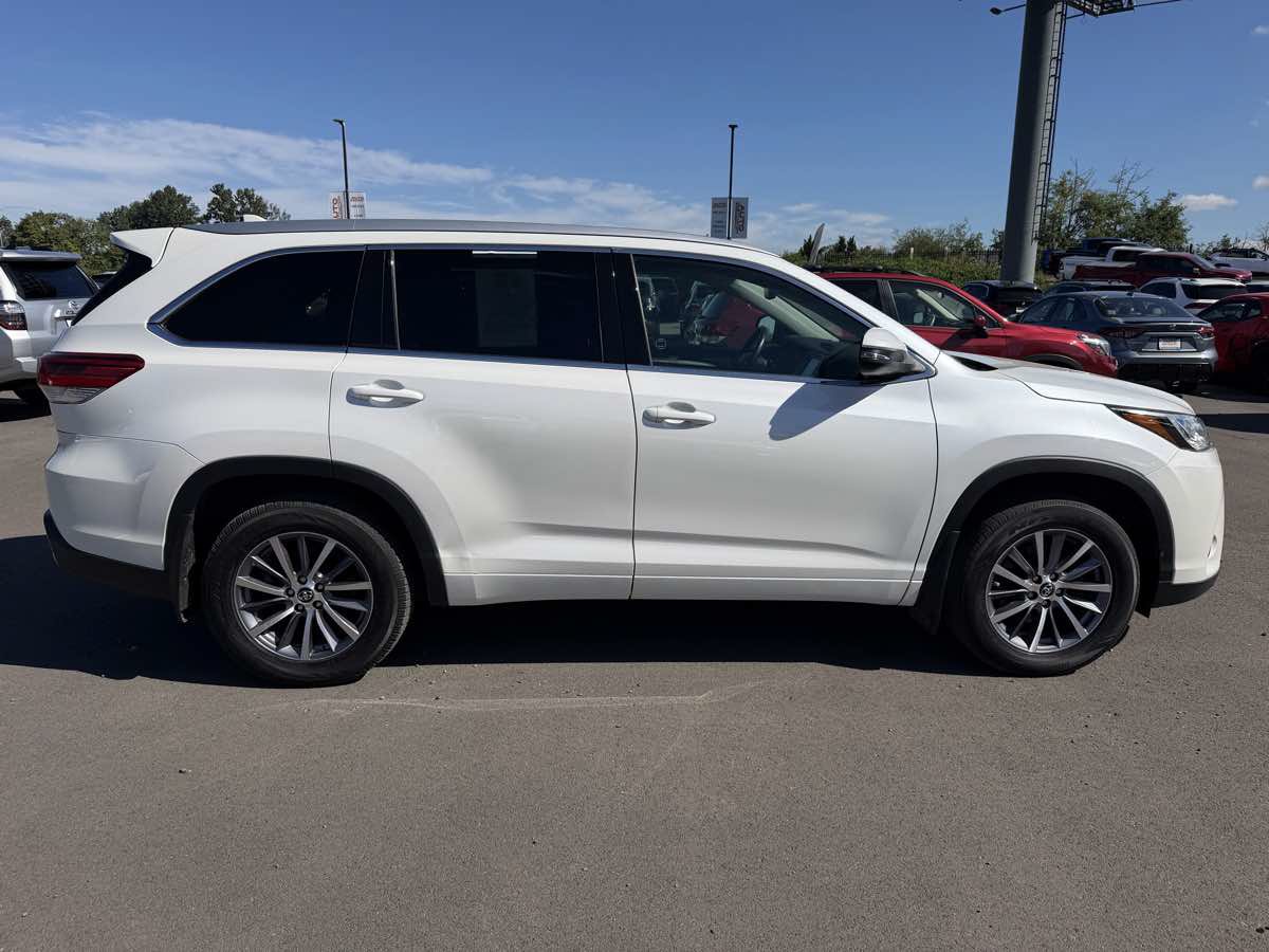 Used 2017 Toyota Highlander SE AWD/4WD image 9