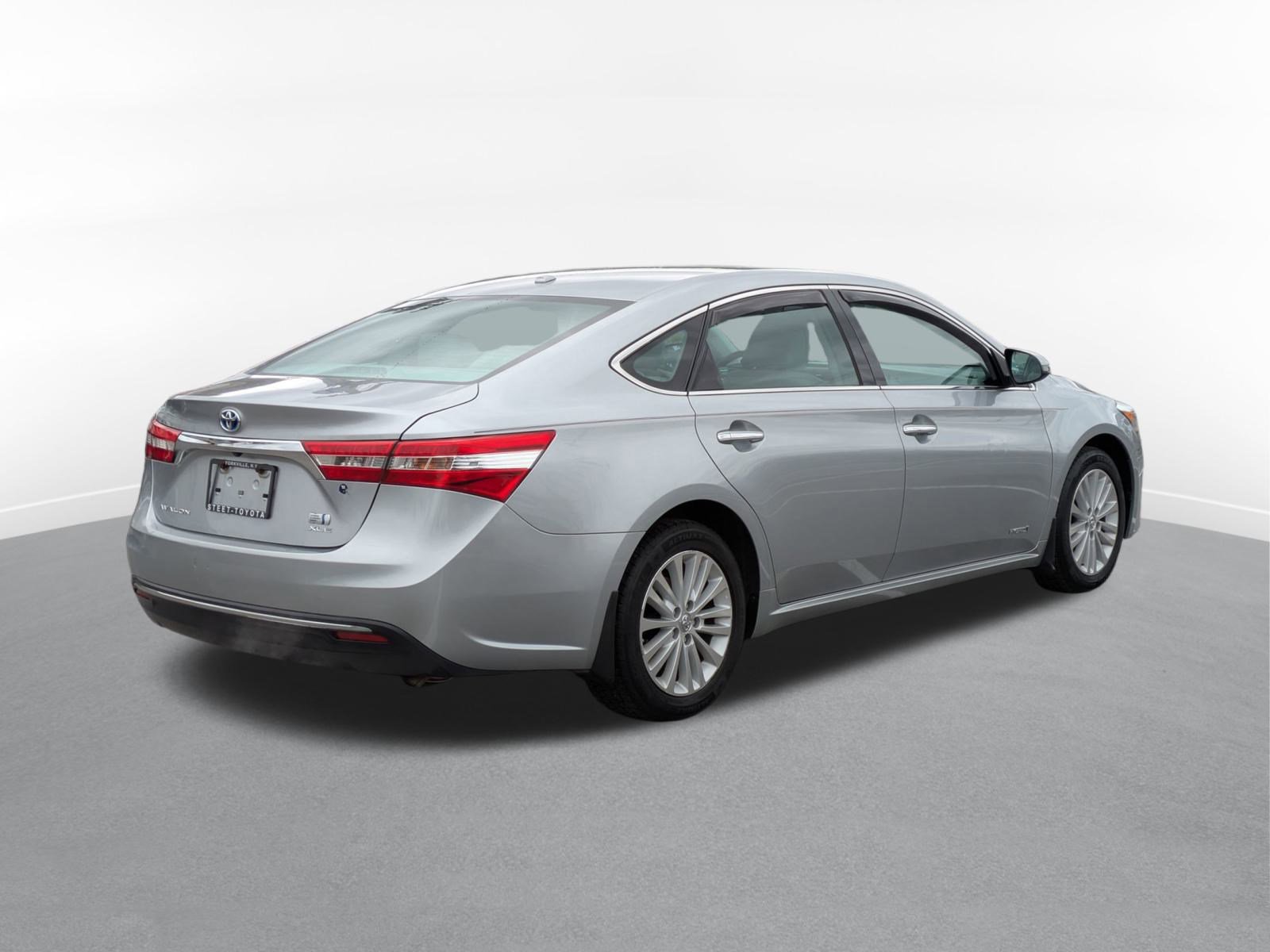 Used 2015 Toyota Avalon XLE Touring image 3