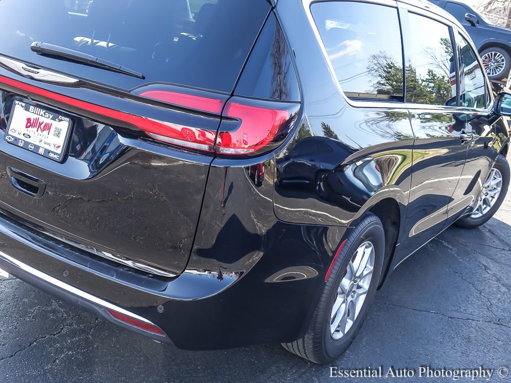 Used 2025 Chrysler Pacifica Select FWD image 10