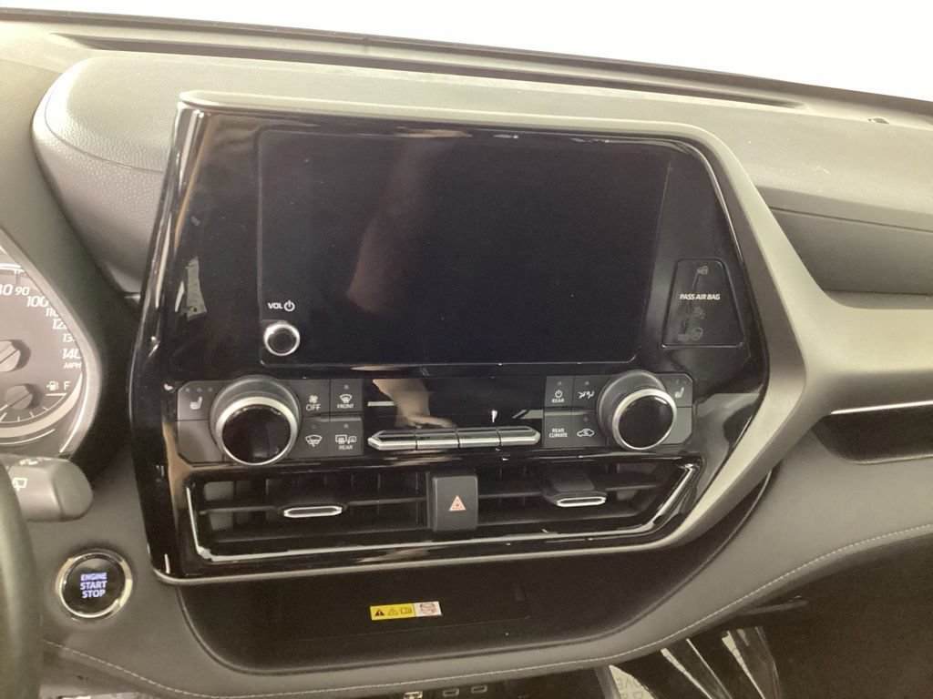 Used 2023 Toyota Highlander XLE AWD/4WD image 18