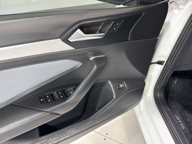 Used 2025 Volkswagen Jetta SE w/ Black Wheel Package image 10