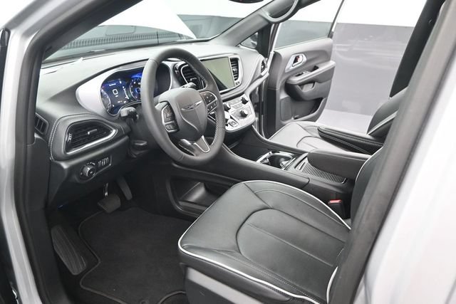 Used 2026 Chrysler Pacifica Limited FWD image 6