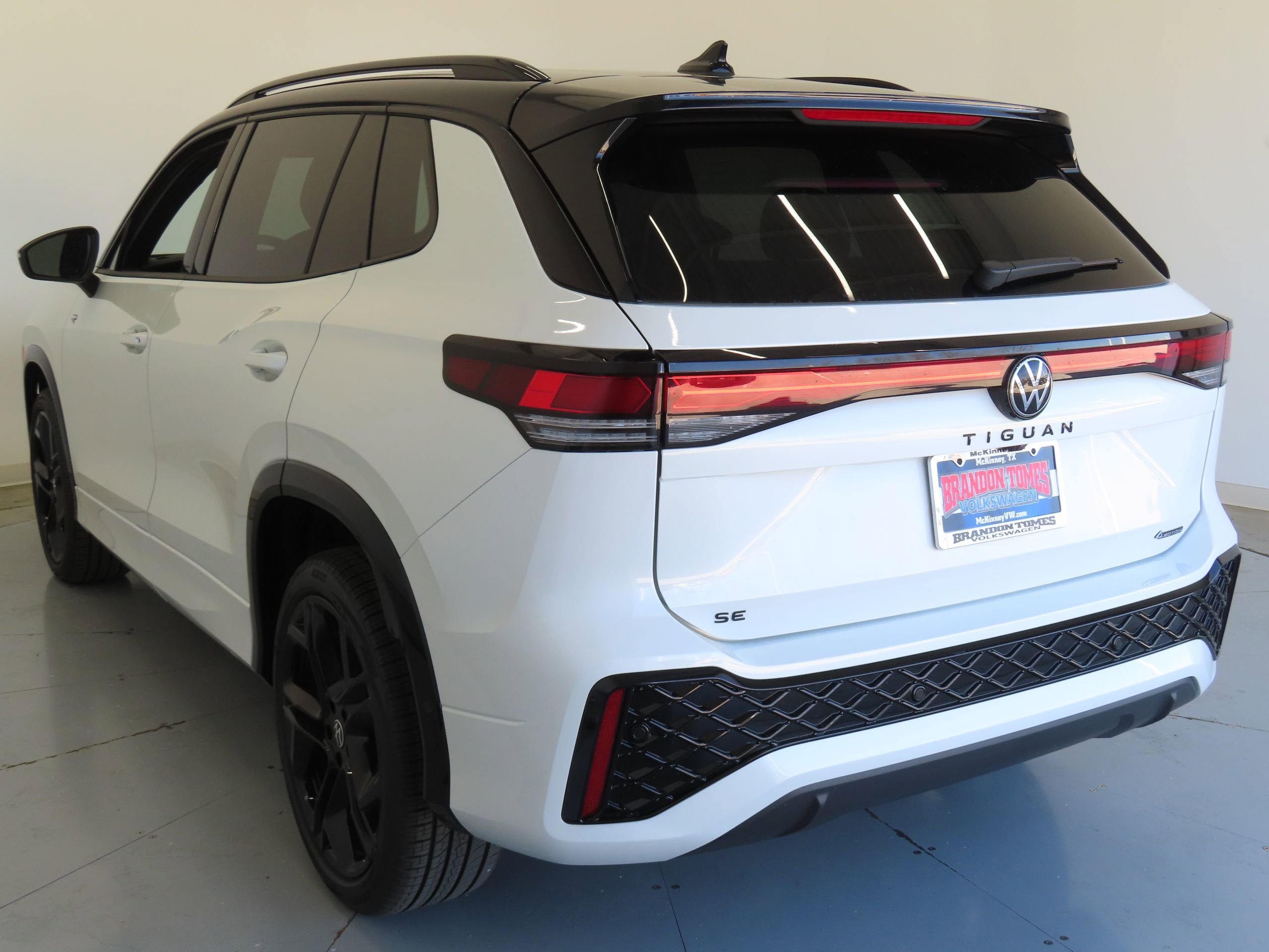 New 2026 Volkswagen Tiguan SE R-Line AWD/4WD image 5