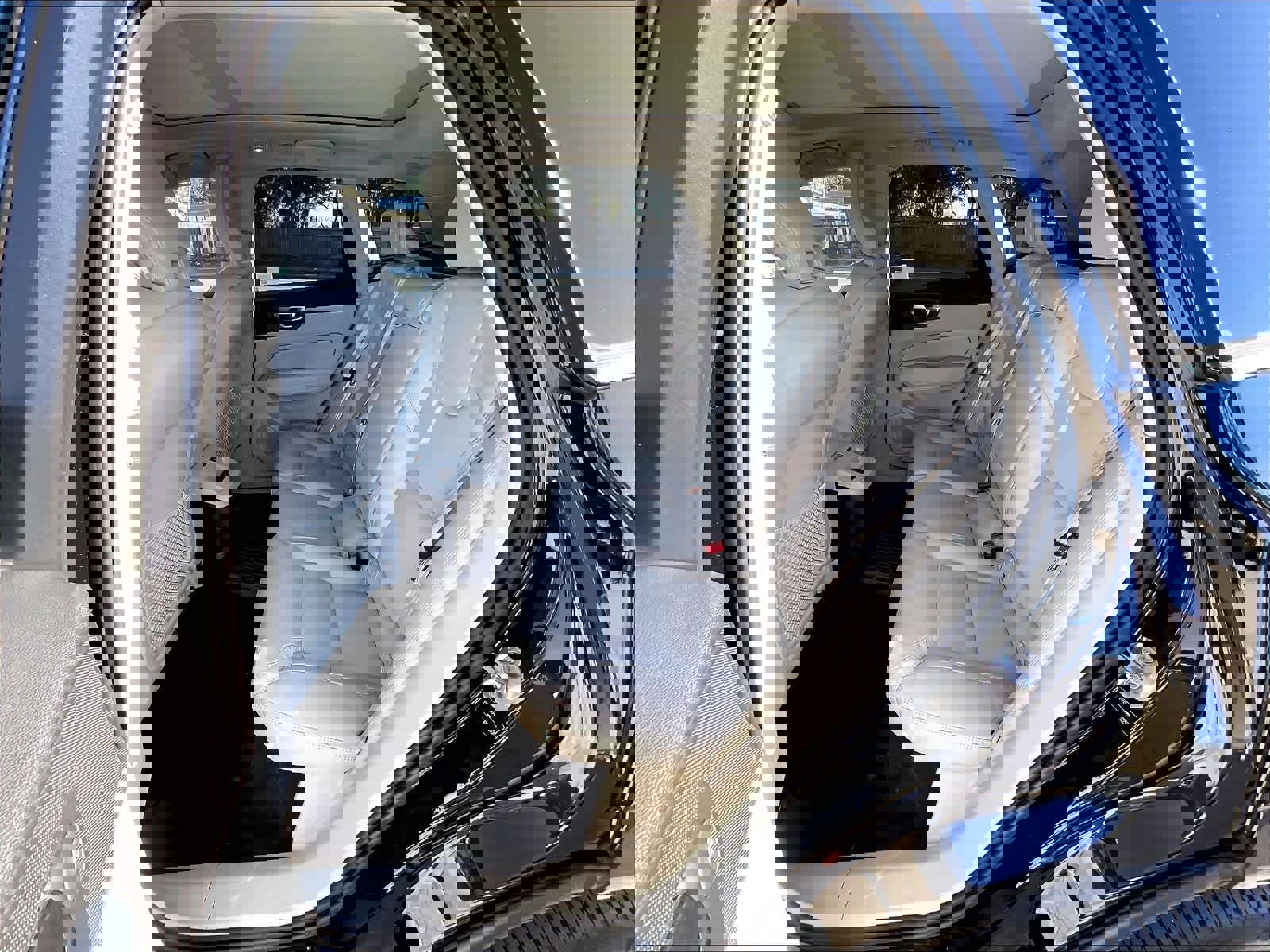 Used 2023 Volvo XC60 T8 Ultimate w/ Climate Package image 28