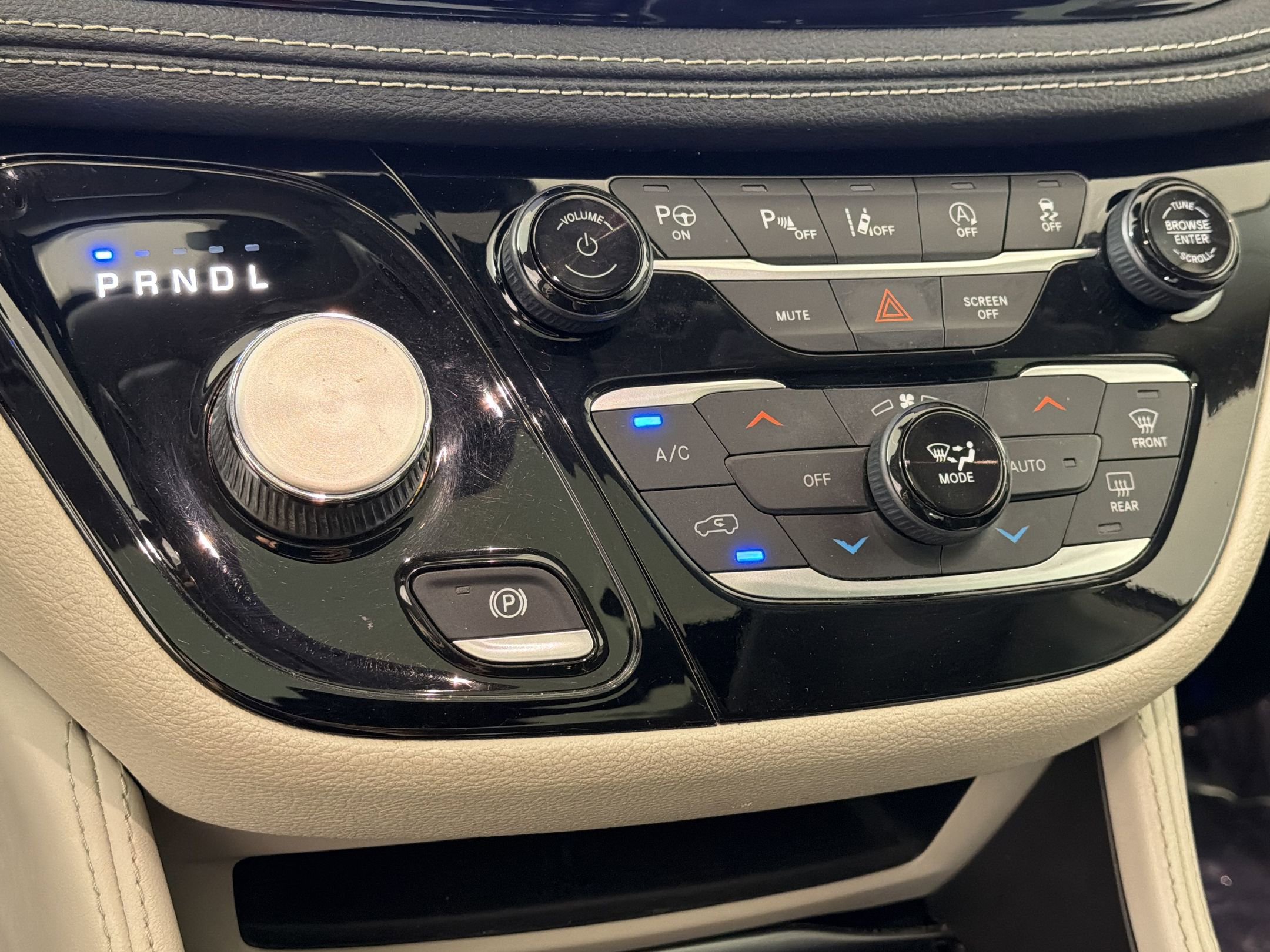 Used 2022 Chrysler Pacifica Limited FWD image 22
