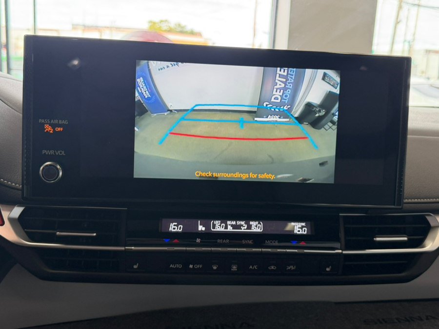 Used 2025 Toyota Sienna XSE FWD image 82