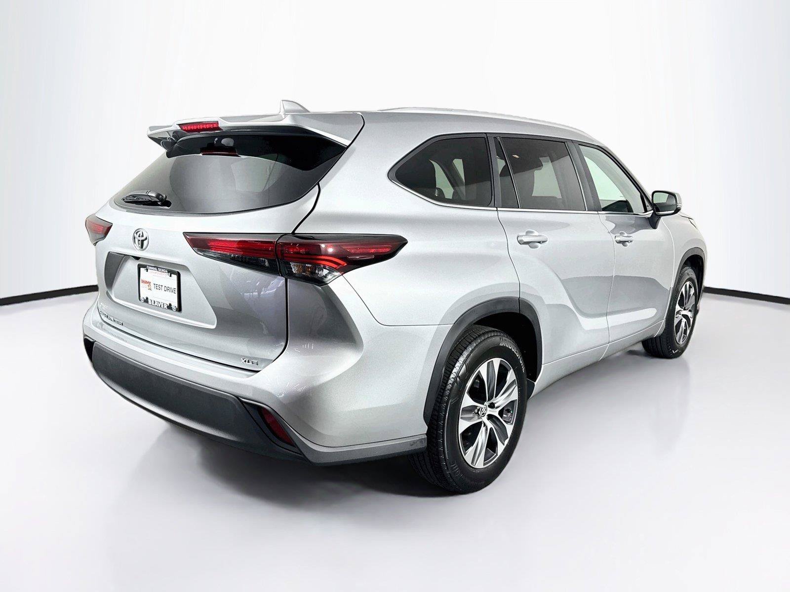 Certified 2025 Toyota Highlander XLE FWD image 2