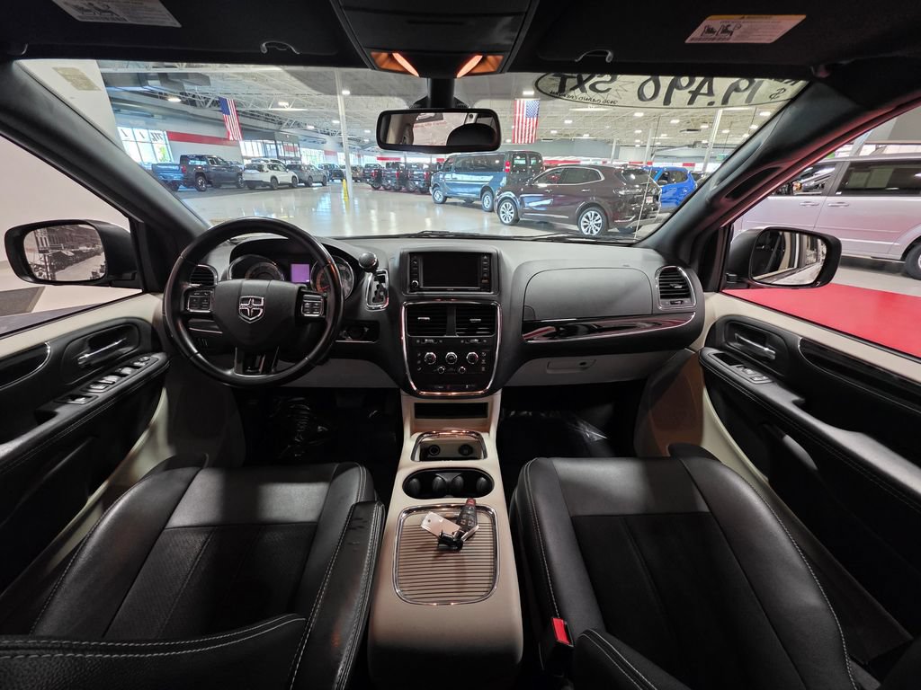 Used 2020 Dodge Grand Caravan SXT w/ Rear Park Assist Package FWD image 18