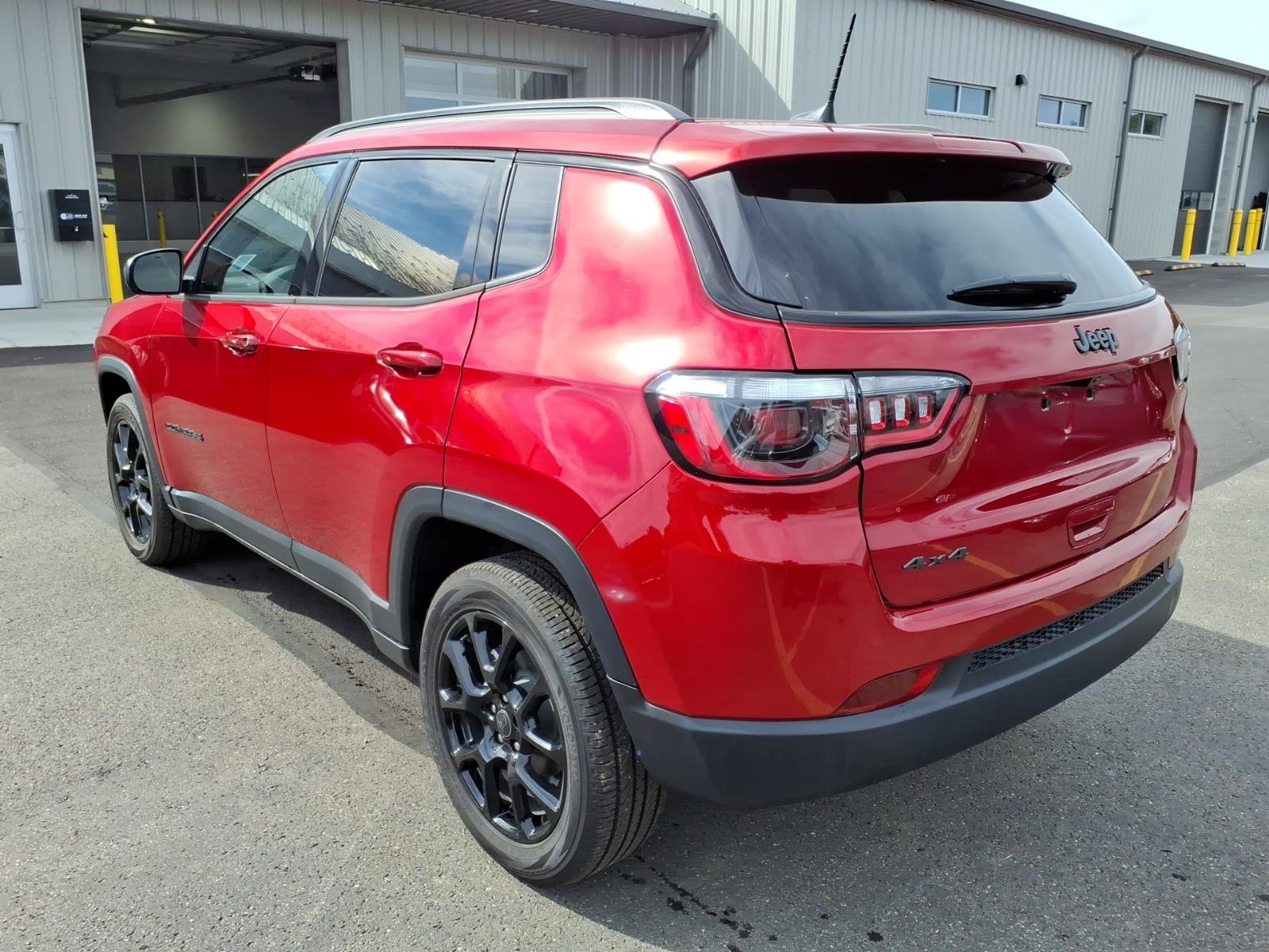Used 2026 Jeep Compass Latitude AWD/4WD image 7