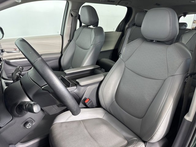 Used 2021 Toyota Sienna Limited image 13