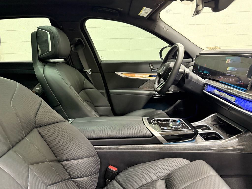 Used 2024 BMW i7 M70 w/ Premium Package image 46