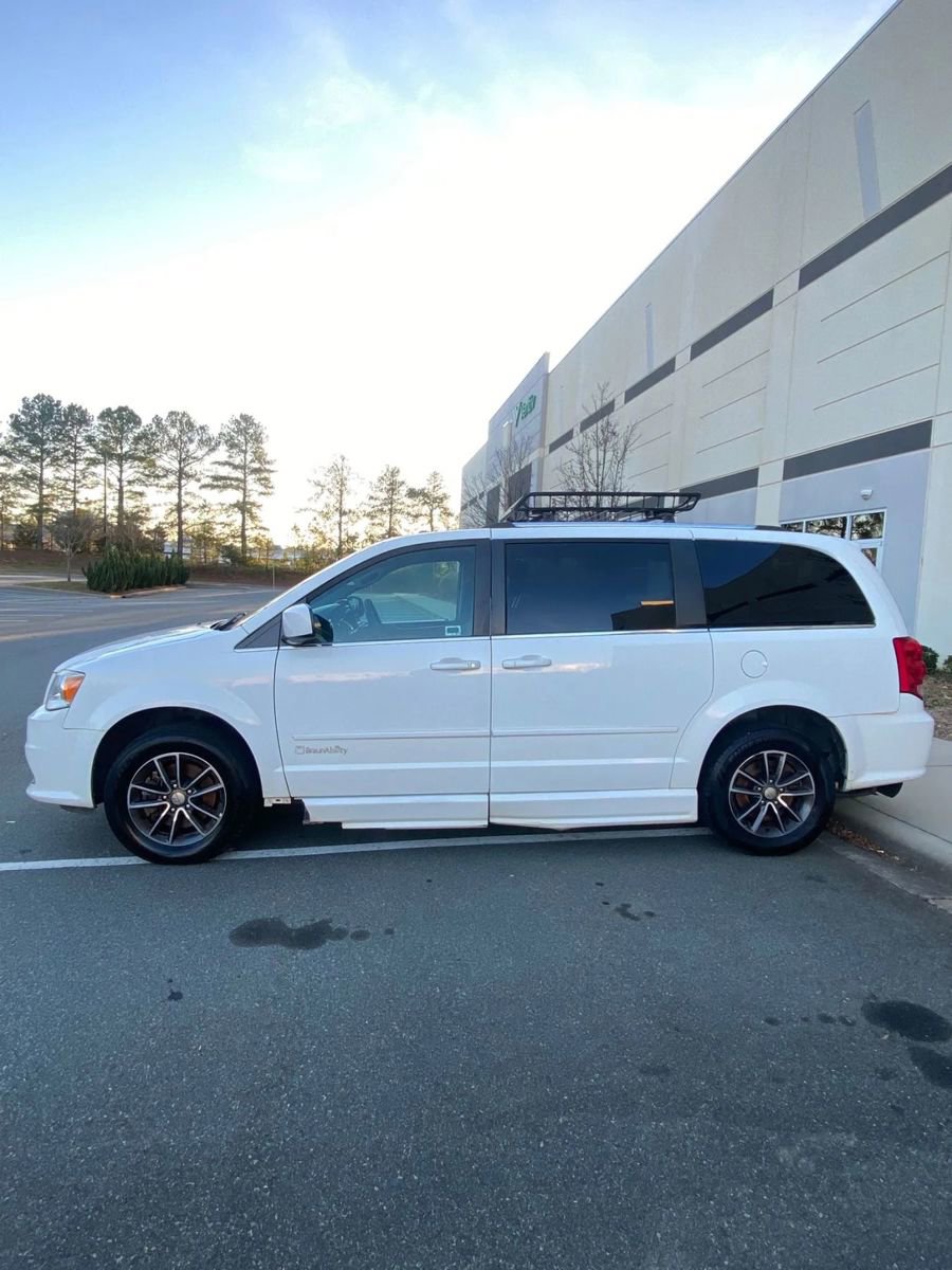 Used 2017 Dodge Grand Caravan SXT image 8