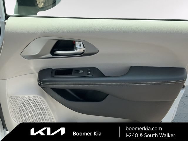 Used 2023 Chrysler Pacifica Touring-L FWD image 10