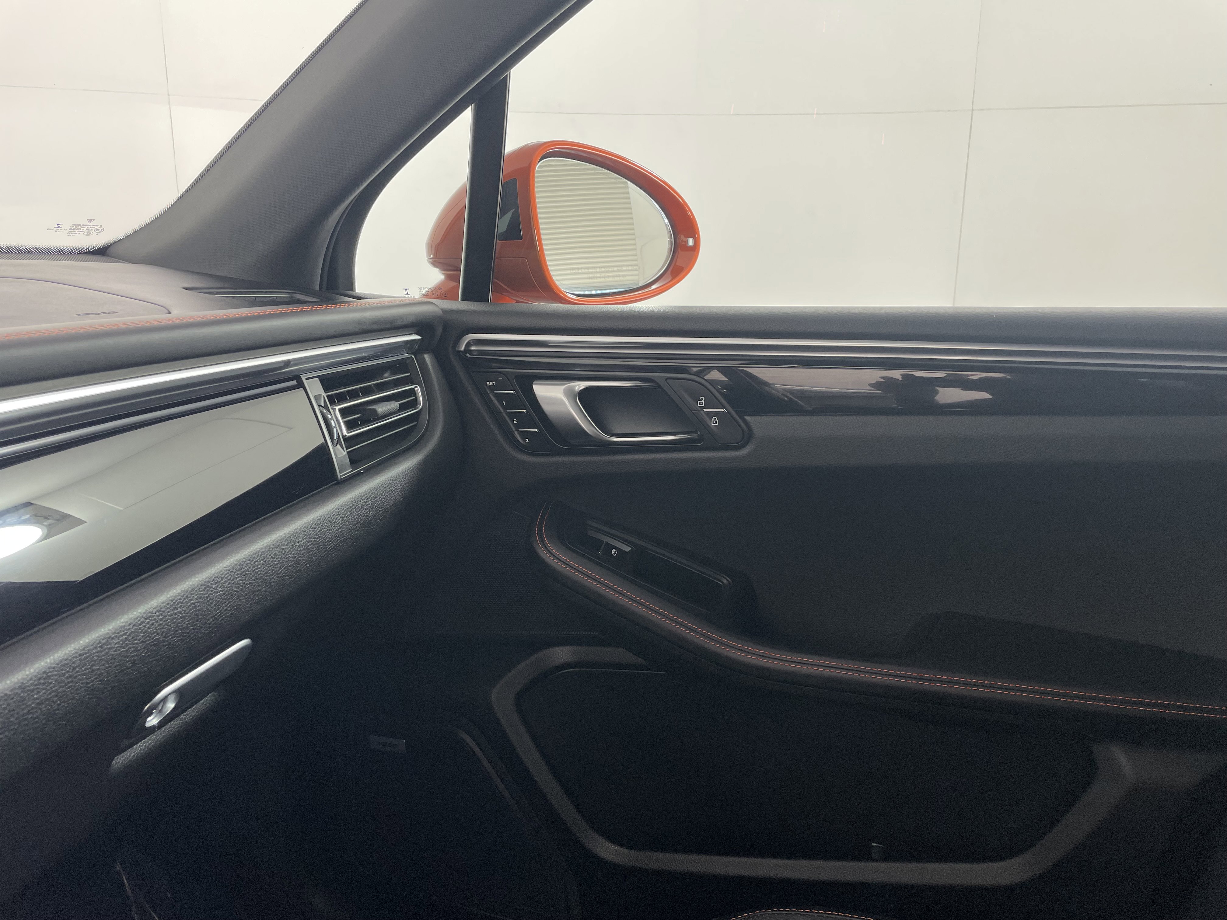 Certified 2022 Porsche Macan AWD/4WD image 14