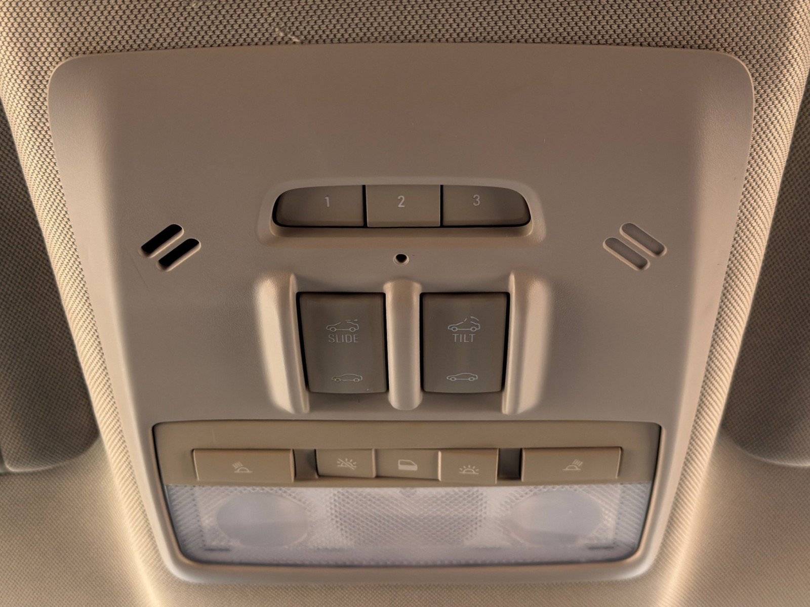 Used 2019 Buick Encore Essence FWD image 32