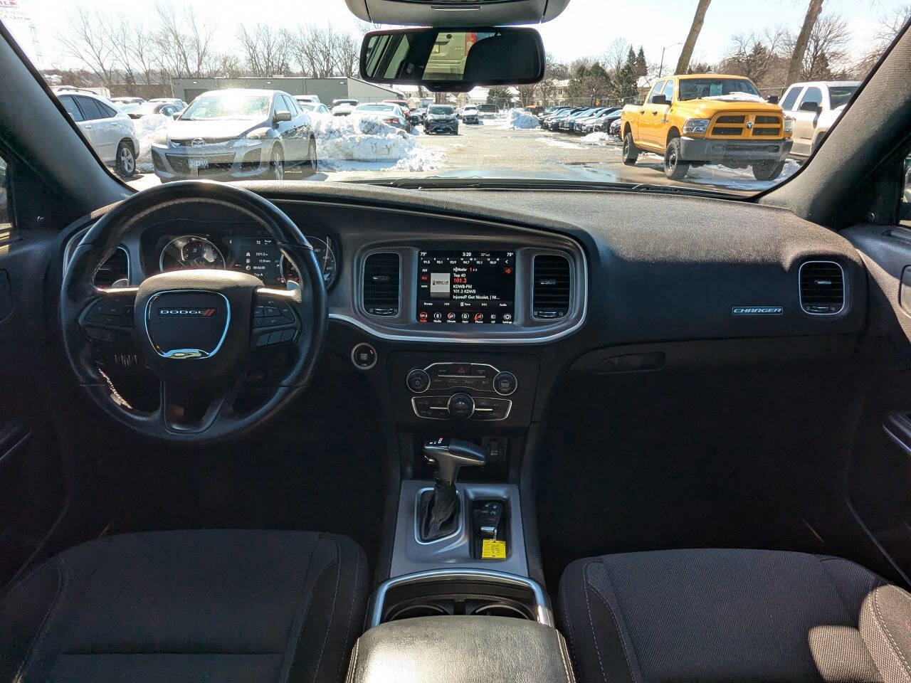 Used 2019 Dodge Charger SXT image 2