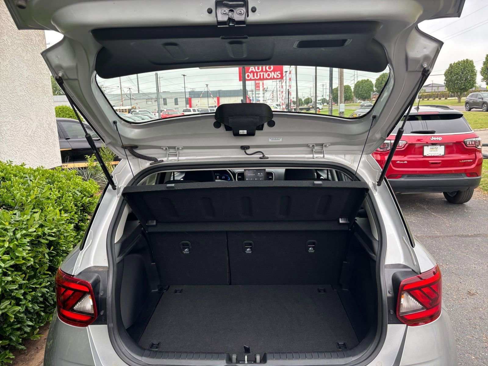 Used 2025 Hyundai Venue SEL FWD image 30