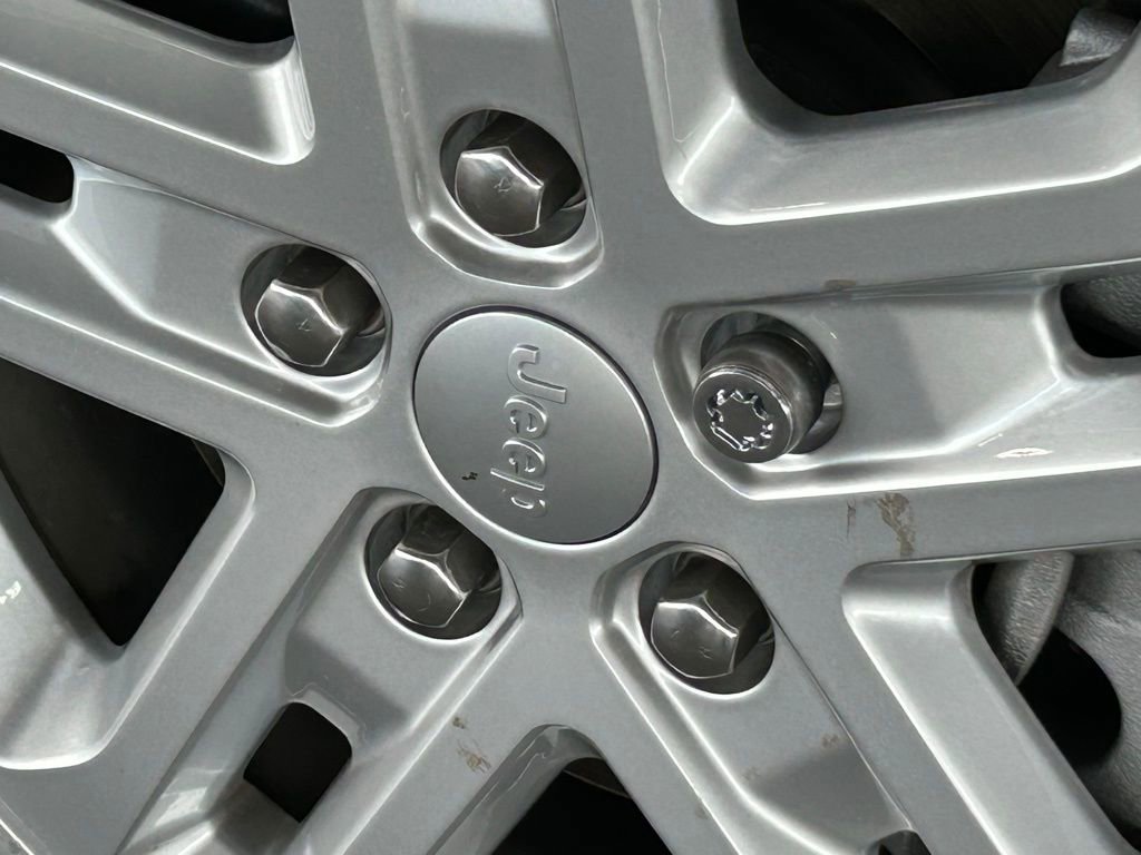 Used 2025 Jeep Grand Cherokee Laredo image 29