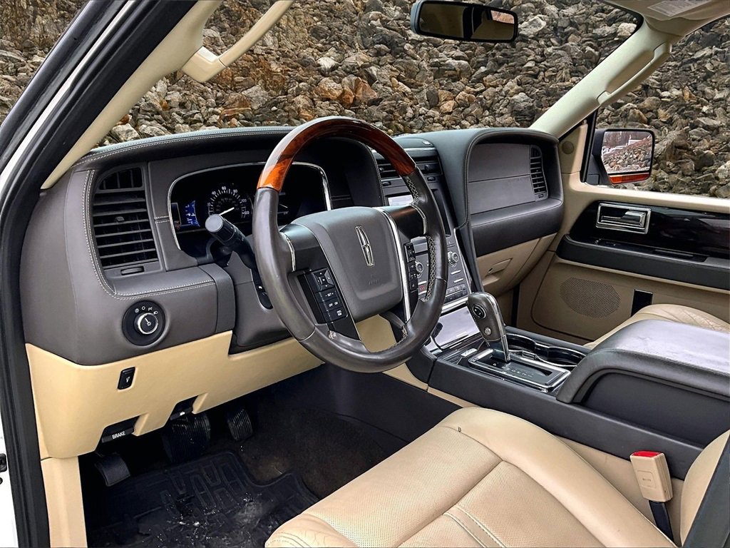 Used 2017 Lincoln Navigator Reserve image 11