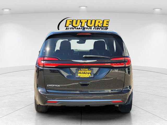 Used 2023 Chrysler Pacifica Touring-L FWD image 8