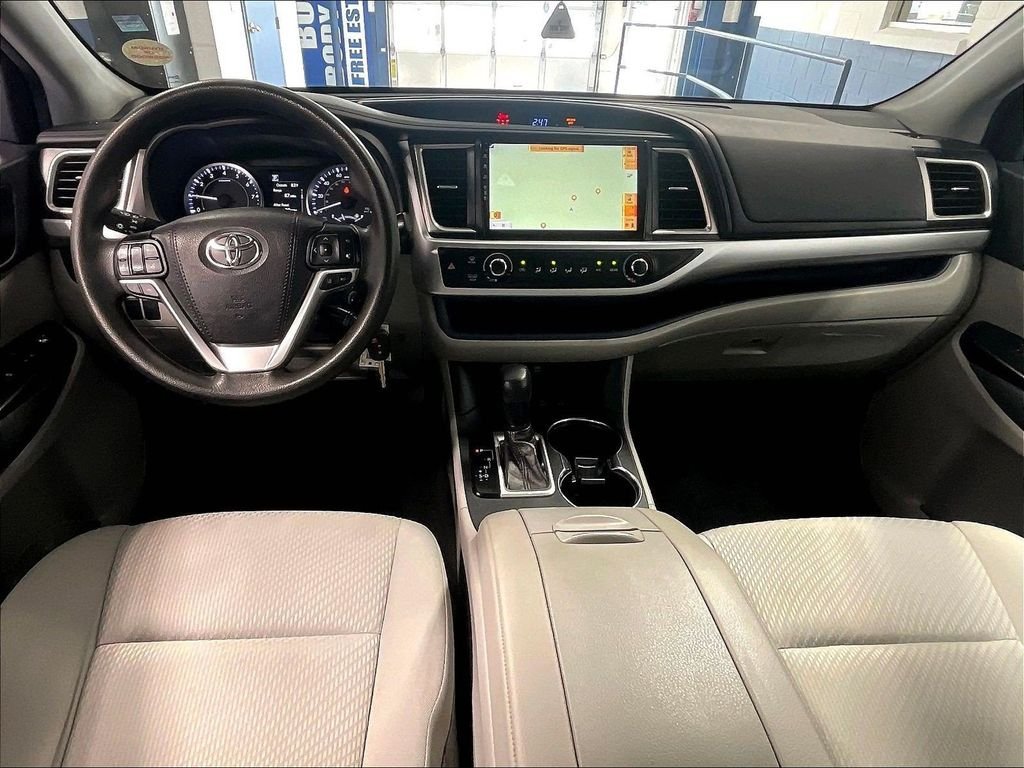 Used 2019 Toyota Highlander LE AWD/4WD image 22