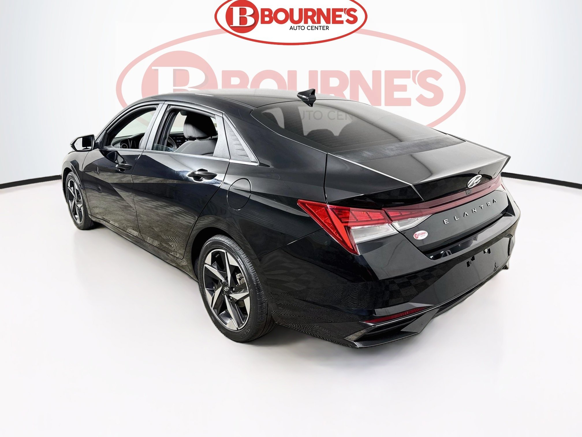 Used 2021 Hyundai Elantra SEL w/ Convenience + Premium Package FWD image 10
