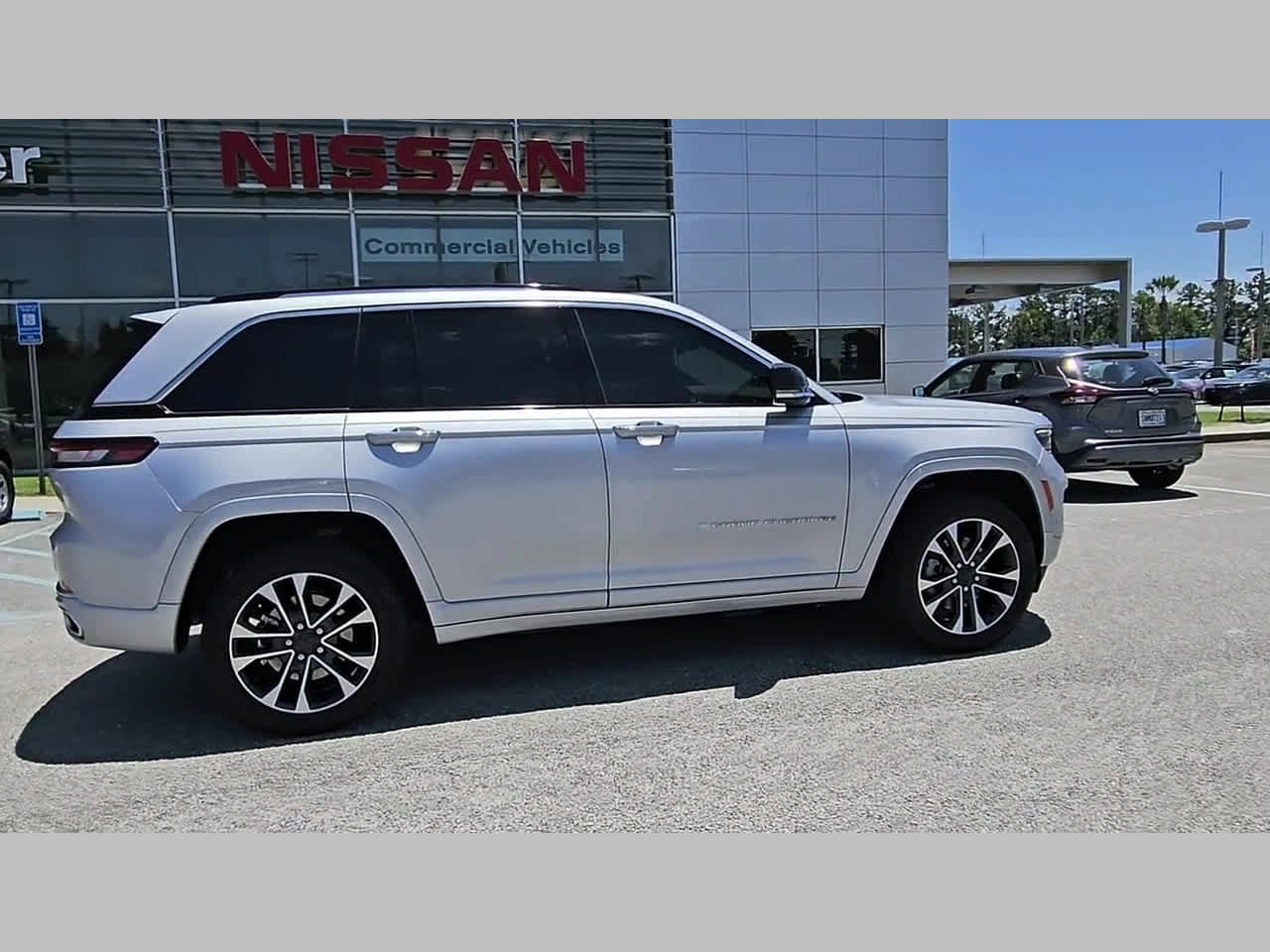 Used 2023 Jeep Grand Cherokee Overland AWD/4WD image 36