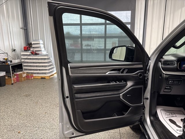 Used 2024 Jeep Wagoneer L Series II image 7