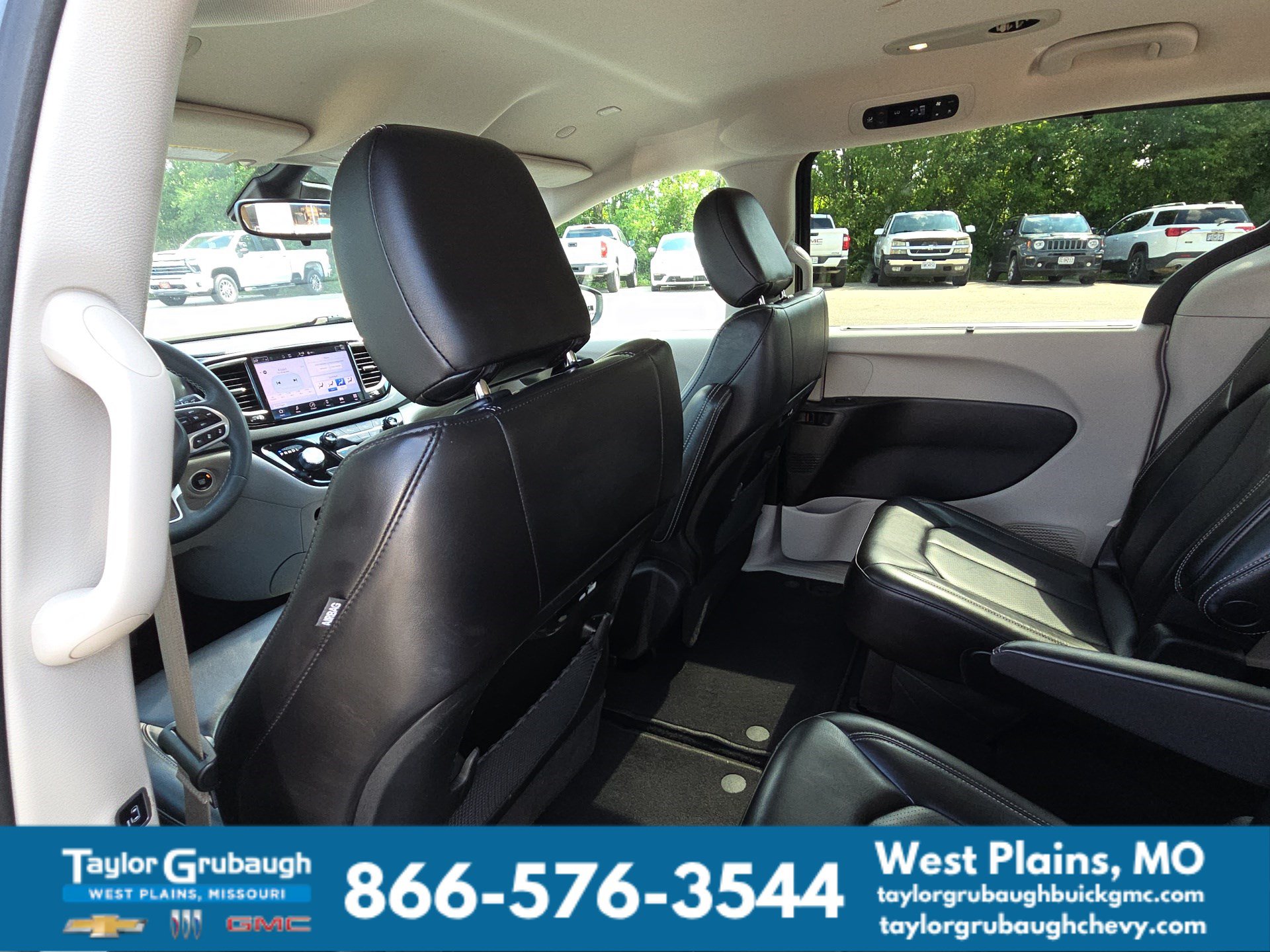 Used 2023 Chrysler Pacifica Touring-L FWD image 26