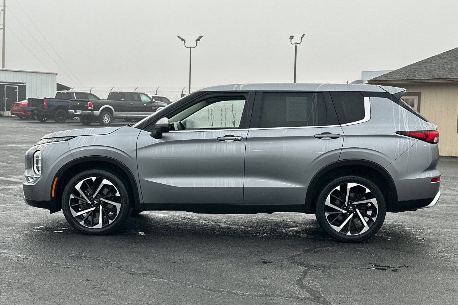 Used 2024 Mitsubishi Outlander SE image 8