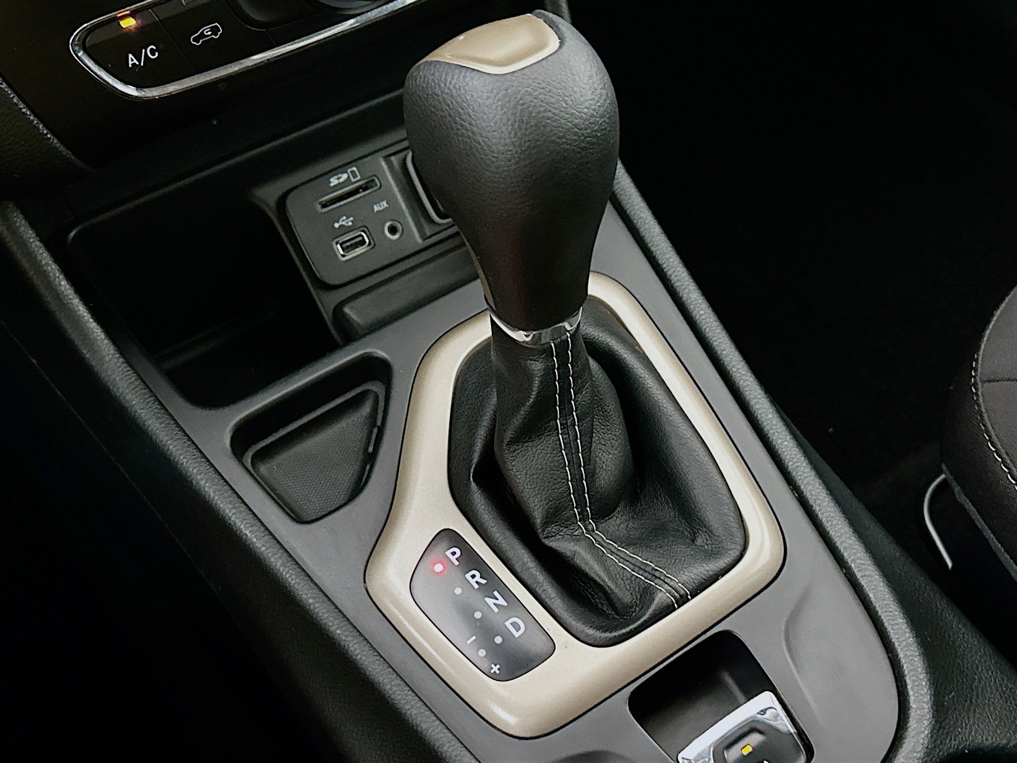 Used 2015 Jeep Cherokee Latitude FWD image 23