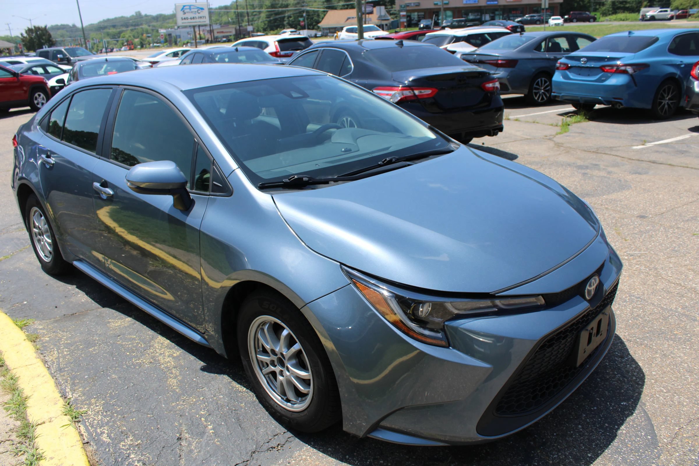 Used 2022 Toyota Corolla LE FWD image 2