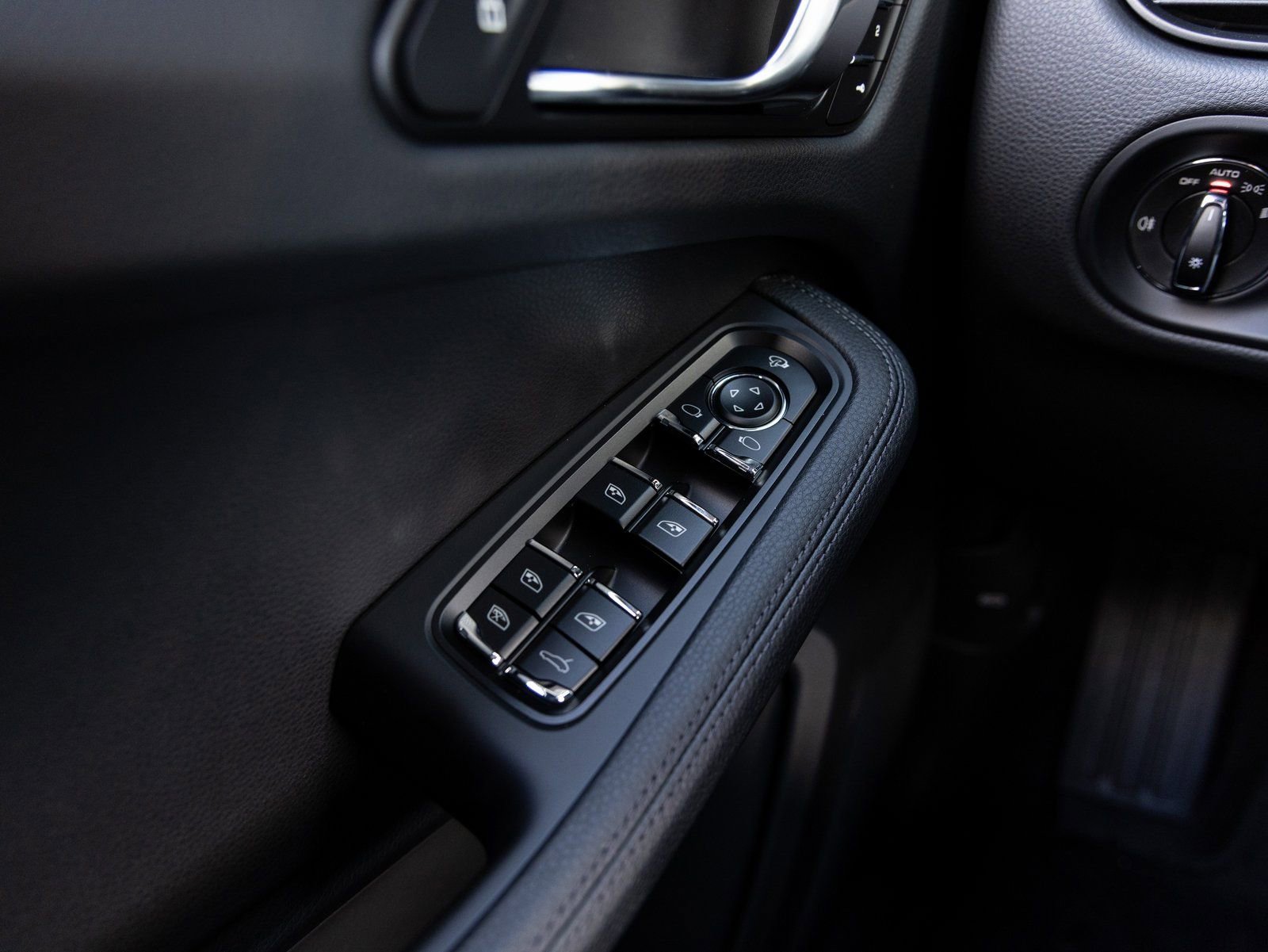 Certified 2026 Porsche Macan image 21