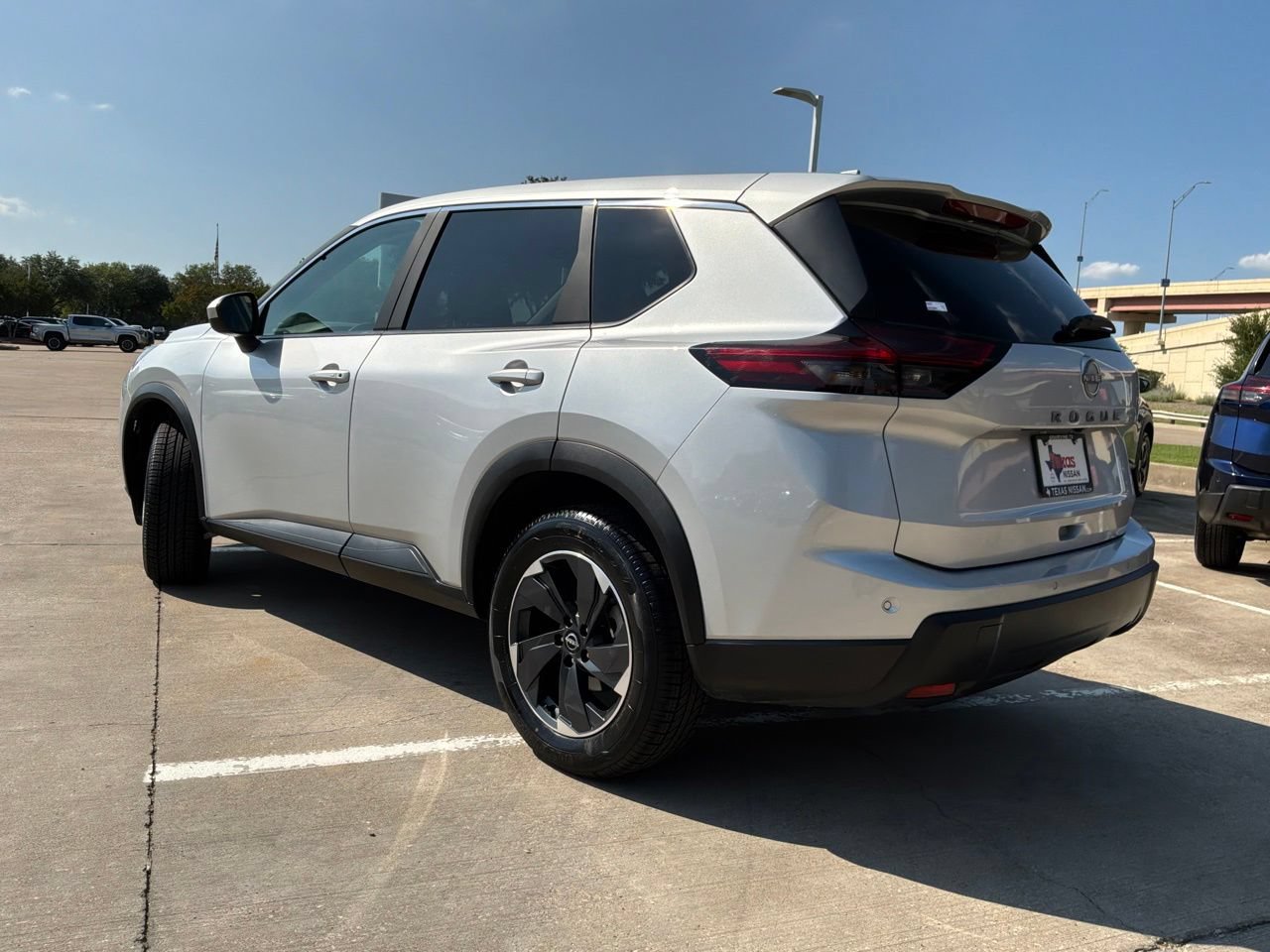 Used 2025 Nissan Rogue SV FWD image 8