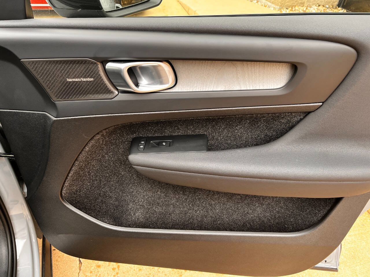 Used 2025 Volvo XC40 B5 Plus w/ Climate Package image 20