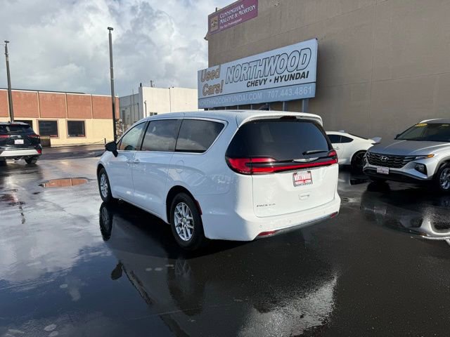 Used 2024 Chrysler Pacifica Touring-L image 3