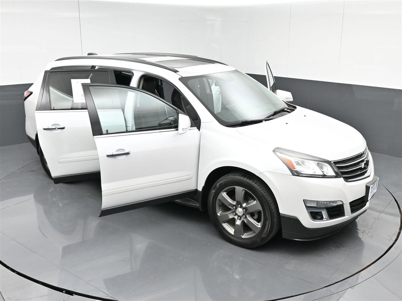 Used 2017 Chevrolet Traverse LT FWD image 38