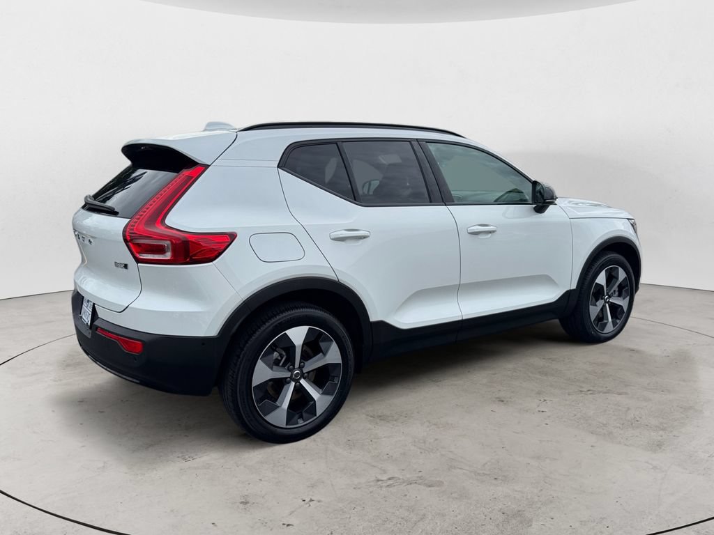 Certified 2025 Volvo XC40 B5 Plus AWD/4WD image 7