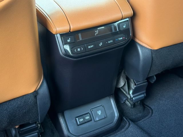 Used 2026 Toyota Highlander Platinum AWD/4WD image 14