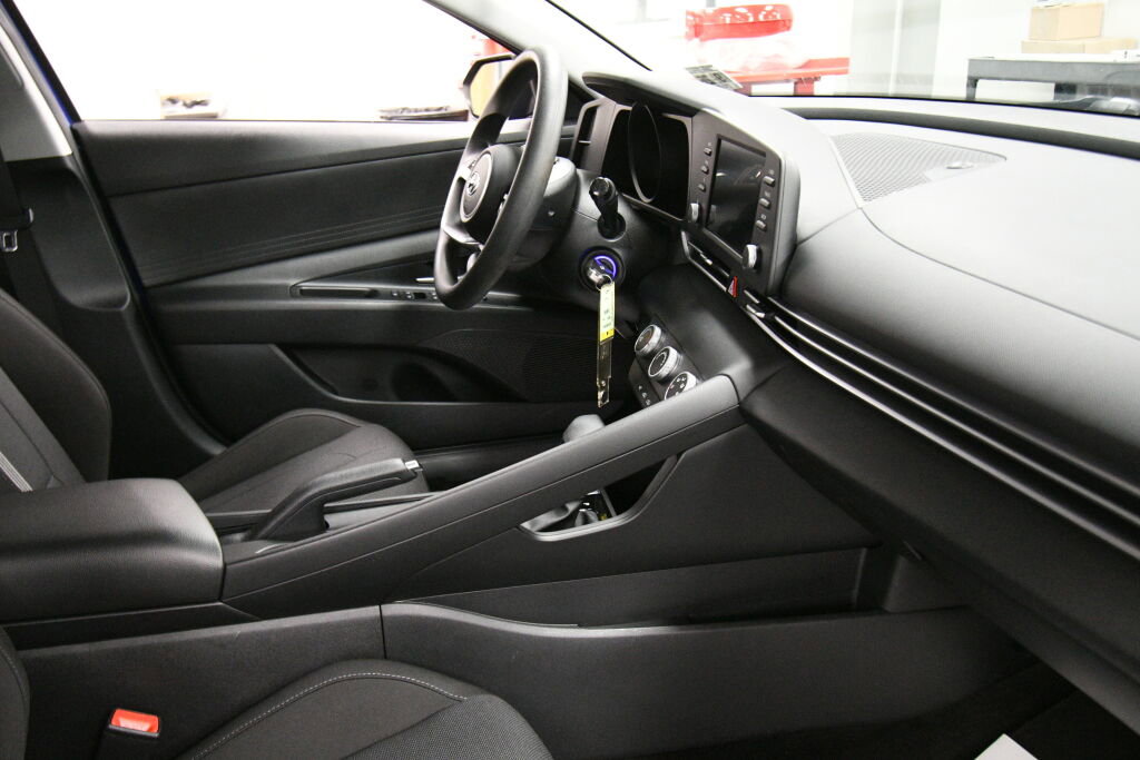 Used 2021 Hyundai Elantra SE image 28