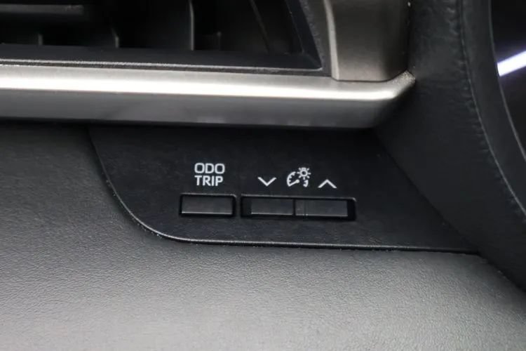 Used 2025 Toyota Highlander LE FWD image 23