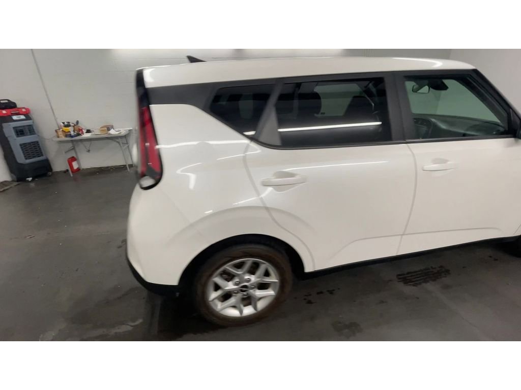 Used 2023 Kia Soul LX w/ LX Technology Package image 9