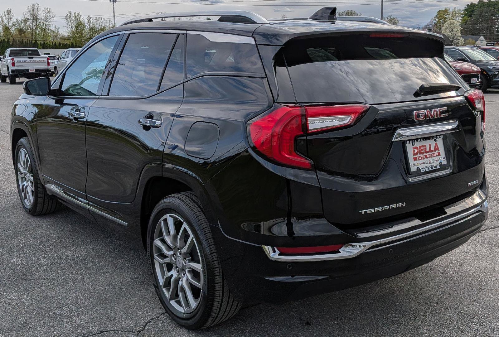 Used 2024 GMC Terrain Denali w/ Denali Premium Package AWD/4WD image 8