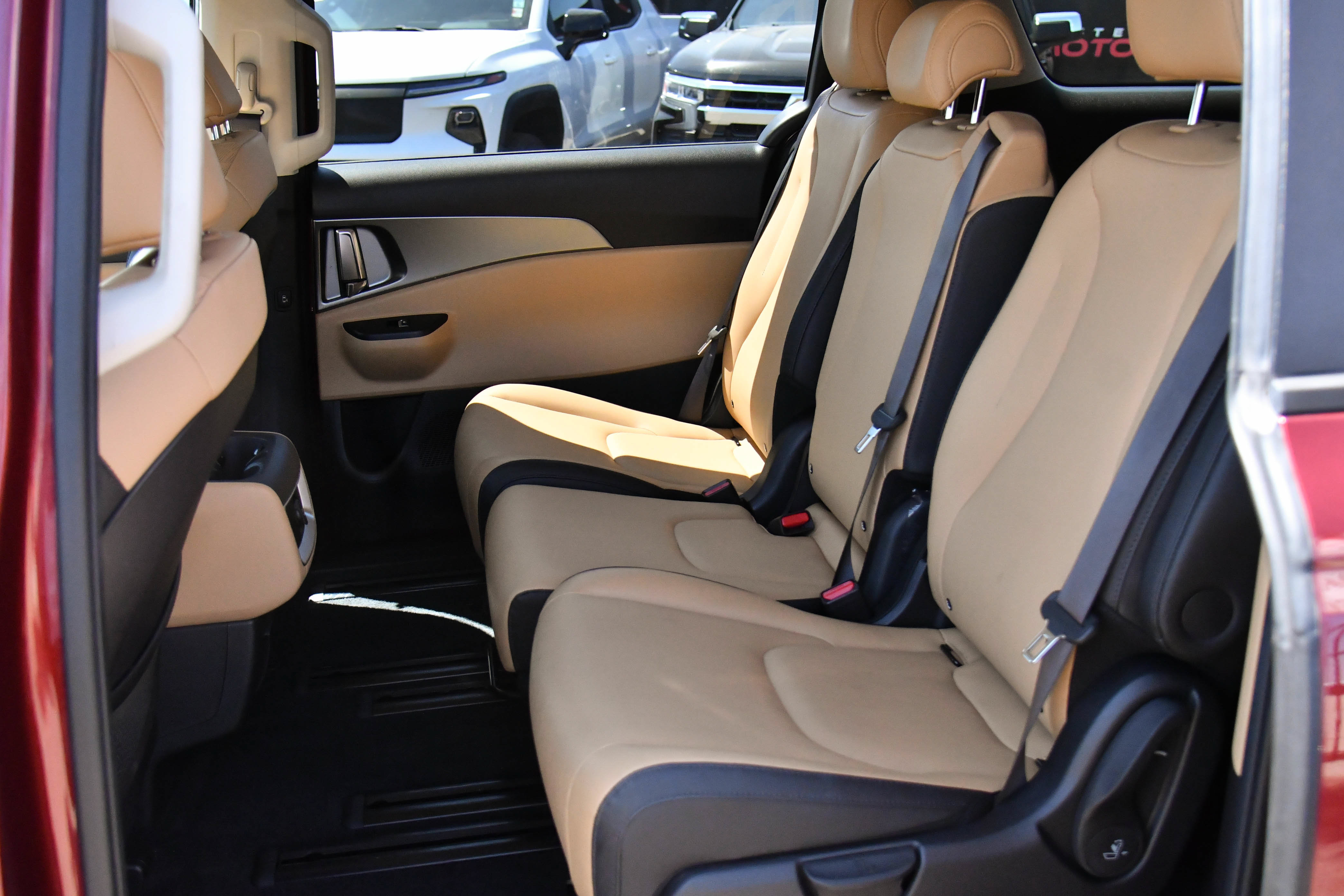 Used 2022 Kia Carnival LX FWD image 35